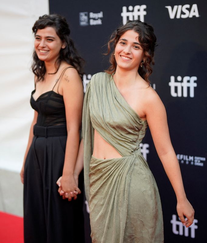 &copy; Reuters. ناتالي عيسى (الى اليمين) ومنال عيسى تصلان إلى العرض العالمي الأول لفيلم "السباحتان" في مهرجان تورنتو السينمائي الدولي في تورنتو يوم 8 سبتمبر 