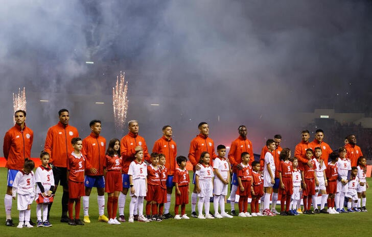 &copy; Reuters. Imagen de archivo de la selección de Costa Rica escuchando los himnos nacionales antes de un amistoso ante Nigeria en el Estadio Nacional, San José, Costa Rica. 9 noviembre 2022. REUTERS/Mayela López