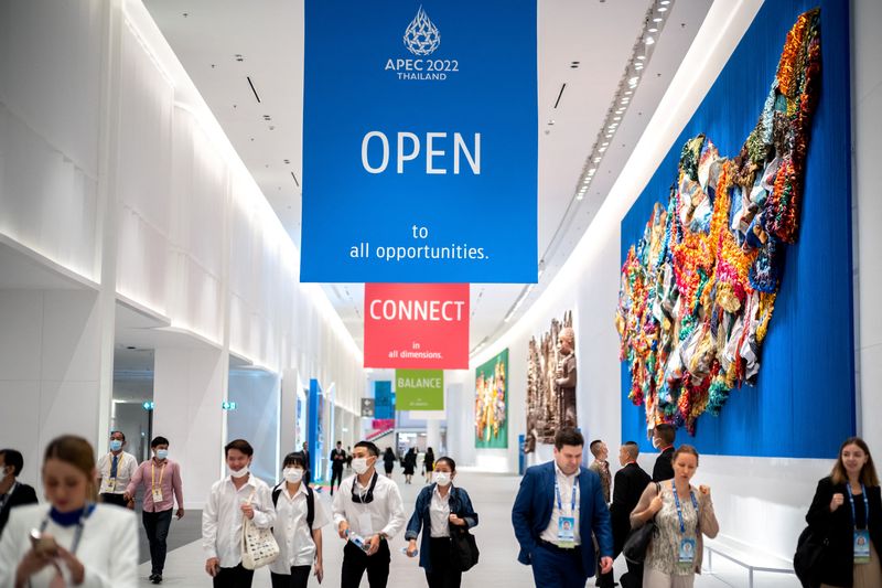 &copy; Reuters. Los delegados caminan dentro del Centro Nacional de Convenciones Reina Sirikit, donde se celebrará la cumbre de la APEC, en Bangkok, Tailandia. 14 de noviembre, 2022. REUTERS/Athit Perawongmetha