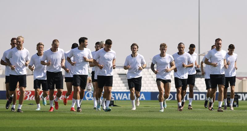 &copy; Reuters. لاعبون بمنتخب الدنمرك لكرة القدم أثناء التدريب استعدادا لكأس العالم 2022 في ملعب الريان بقطر يوم الخميس. تصوير: صهيب سالم - رويترز.