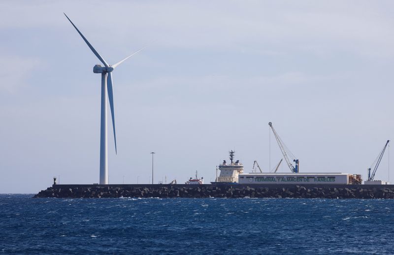 &copy; Reuters. FILE PHOTO: A wind turbine of the Siemens Gamesa company located at the Port of Arinaga is seen from Arinaga beach on Gran Canaria Island, Spain, May 2, 2022. Picture taken May 2, 2022. REUTERS/Borja Suarez