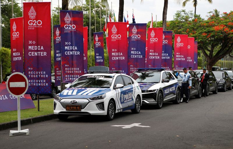 &copy; Reuters. FILE PHOTO: Electric cars park at the entrance of the venue ahead of the G20 summit in Nusa Dua, Bali, Indonesia, November 13, 2022. REUTERS/Ajeng Dinar Ulfiana/File Photo