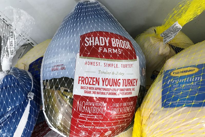 &copy; Reuters. FILE PHOTO: Frozen turkeys are pictured in a freezer case in the Manhattan borough of New York City, New York, U.S., November 19, 2020. REUTERS/Carlo Allegri/File Photo