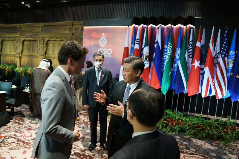 &copy; Reuters. FOTO DE ARCHIVO. El primer ministro de Canadá, Justin Trudeau, habla con el presidente de China, Xi Jinping, en la Cumbre de Líderes del G20 en Bali, Indonesia. 16 de noviembre de 2022. Adam Scotti/Oficina del Primer Ministro/Handout vía REUTERS 