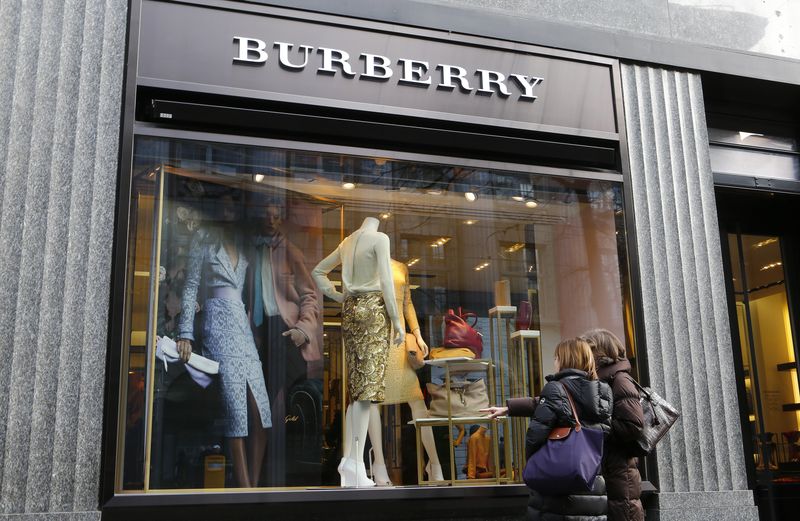 &copy; Reuters. FILE PHOTO: Two women stand in front of a store of British luxury brand Burberry at the Bahnhofstrasse shopping street in Zurich January 15, 2013.REUTERS/Arnd Wiegmann