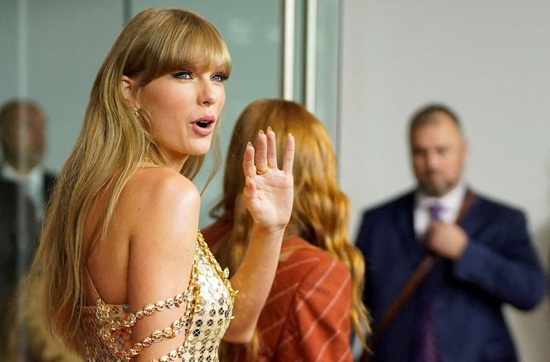 © Reuters. FILE PHOTO: Singer Taylor Swift arrives to speak at the Toronto International Film Festival (TIFF) in Toronto, Ontario, Canada September 9, 2022. REUTERS/Mark Blinch/File Photo