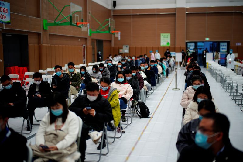 &copy; Reuters. FOTO DE ARCHIVO: Personas sentadas en un centro de vacunación tras recibir una dosis de la vacuna contra el COVID-19, durante una visita organizada por el gobierno, tras el brote de la enfermedad del coronavirus, en Shanghái, China. 19 de enero, 2021. R