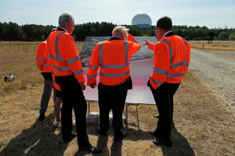 &copy; Reuters. Le Premier ministre britannique Boris Johnson examine les plans de Sizewell C lors de sa visite de la centrale nucléaire Sizewell B d'EDF. /Photo prise le 1er septembre 2022 à Sizewell, en Grande-Bretagne/REUTERS/Chris Radburn