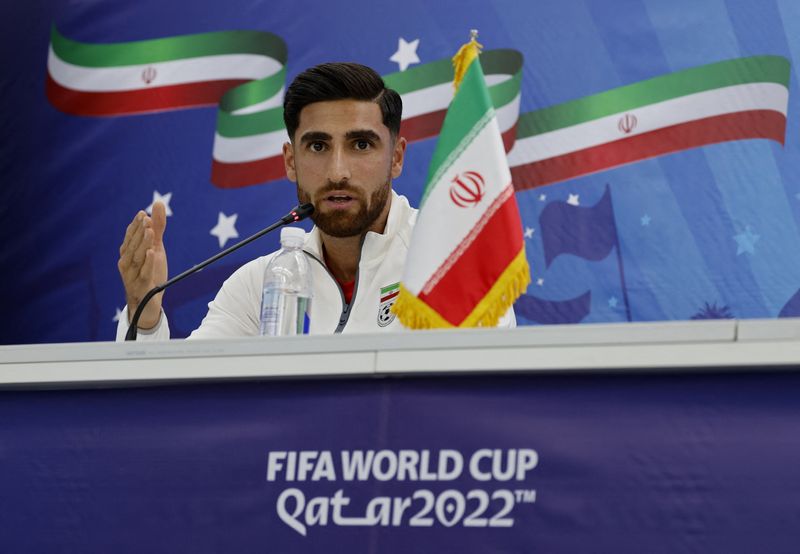 &copy; Reuters. El mediocampista iraní Alireza Jahanbakhsh durante una conferencia de prensa de cara al Mundial Qatar 2022 de la FIFA, en el Al Rayyan Sports Club Training de Al Rayyan, Qatar. 17 de noviembre, 2022. REUTERS/Suhaib Salem