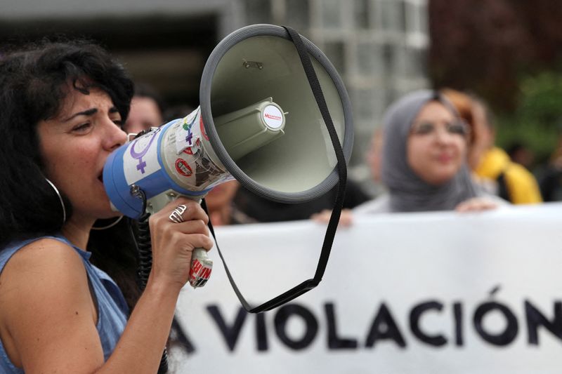 &copy; Reuters. FOTO DE ARCHIVO. Una manifestante grita consignas en una protesta organizada por un sindicato de estudiantes después de que estudiantes hombres fueran grabados gritando amenazas de violación en una residencia universitaria vecina exclusivamente femenina