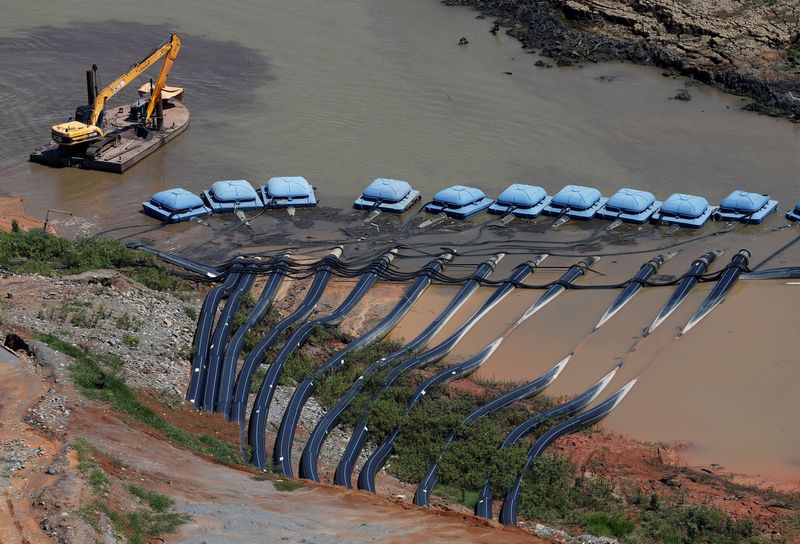 &copy; Reuters. Equipamentos da Sabesp na represa do Jaguari, em Bragança Paulista (SP) 
12/02/2015
REUTERS/Paulo Whitaker