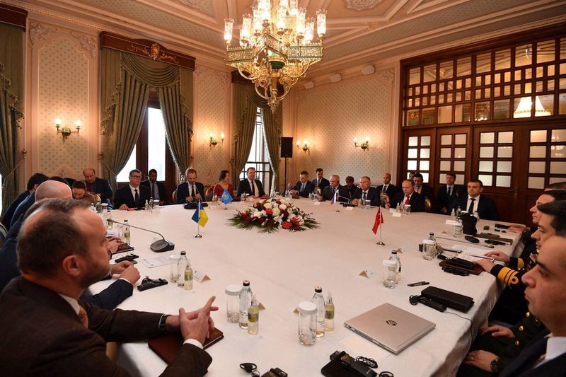 &copy; Reuters. أعضاء في وفود روسيا واوكرانيا وتركيا والأمم المتحدة أثناء اجتماع لتمديد اتفاق الحبوب في اسطنبول يوم الخميس. صورة من وزارة الدفاع التركية مح