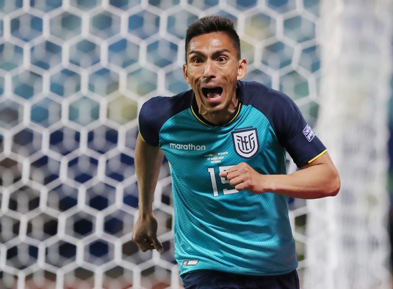 &copy; Reuters. FOTO DE ARCHIVO: El extremo ecuatoriano Ángel Mena celebra luego de anotar un gol frente a Brasil en un partido por el Grupo B de la Copa América 2021 en el Estadio Olimpico Pedro Ludovico de Goiania, Brasil. 27 de junio, 2021. REUTERS/Amanda Perobelli/