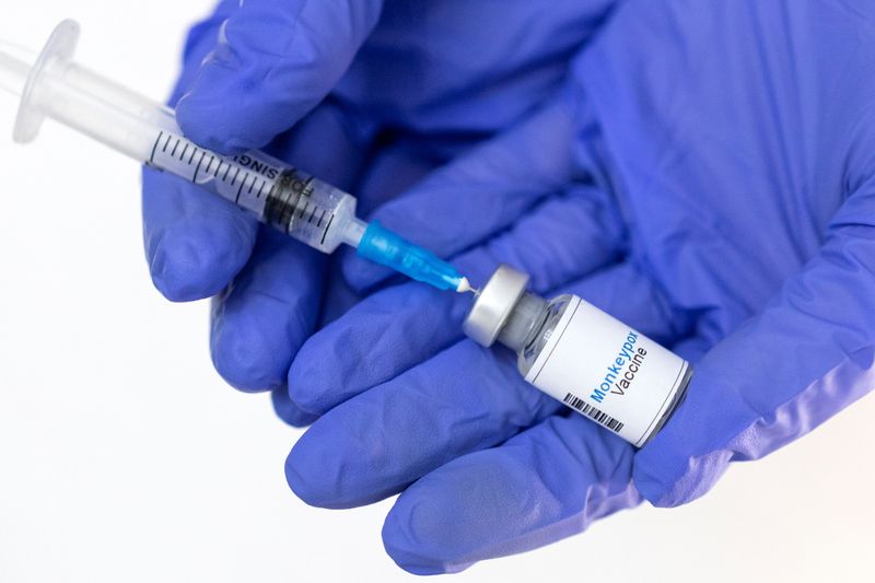 &copy; Reuters. FILE PHOTO: A woman holds a mock-up vial labeled "Monkeypox vaccine" and medical syringe in this illustration taken, May 25, 2022. REUTERS/Dado Ruvic/Illustration