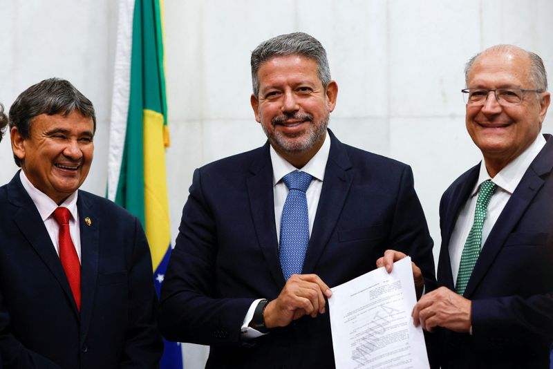 &copy; Reuters. Senador eleito Wellington Dias, presidente da Câmara dos Deputados, Arthur Lira, e vice-presidente eleito Geraldo Alcmin posam para foto com texto da PEC da Transição em Brasília
16/11/2022 REUTERS/Adriano Machado