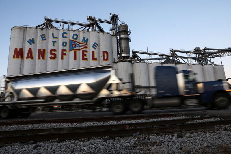 &copy; Reuters. FILE PHOTO: A semi-truck makes its way past an industrial plant in Mansfield, Ohio, U.S., November 6, 2022. REUTERS/Shannon Stapleton/File Photo