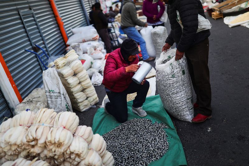 &copy; Reuters. FILE PHOTO: A man sells corn grains at a public market in Ozumba de Alzate, State of Mexico, Mexico, May 24, 2022. REUTERS/Edgard Garrido/File Photo