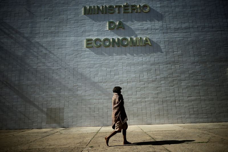 © Reuters. Pessoa passa em frente à sede do Ministério da Economia em Brasília
23/03/2022
REUTERS/Ueslei Marcelino