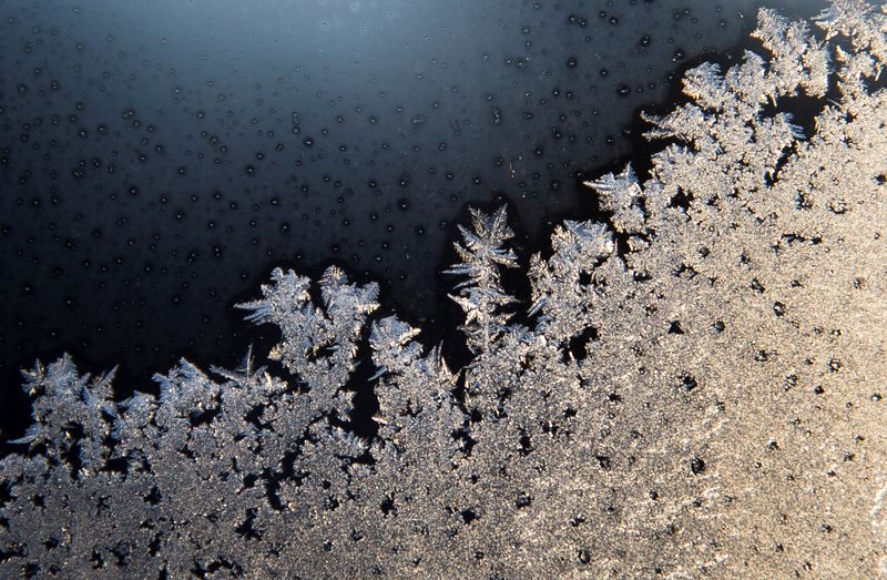 © Reuters. FILE PHOTO: Ice crystals are seen on a window in the New York City suburb of Nyack, New York February 13, 2015. REUTERS/Mike Segar/File Photo