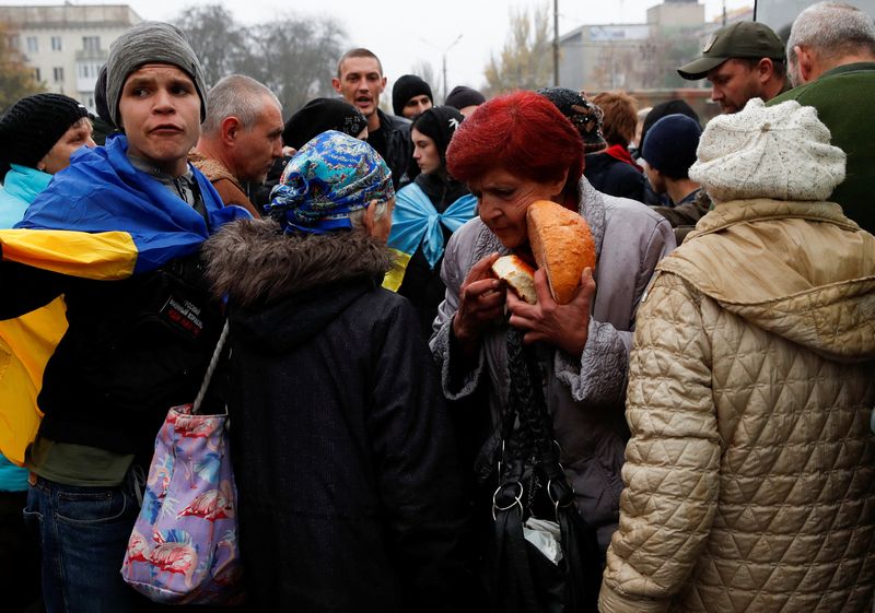 &copy; Reuters. People receive food aid after Russia's retreat from Kherson, Ukraine November 17, 2022. REUTERS/Murad Sezer