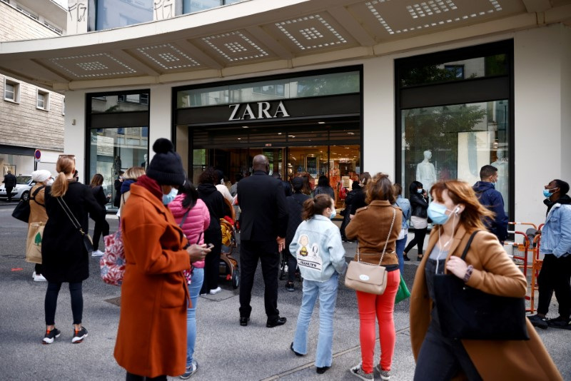 &copy; Reuters. Consumidores esperam em frente a uma loja Zara em Nantes, França
19/05/2021
REUTERS/Stephane Mahe
