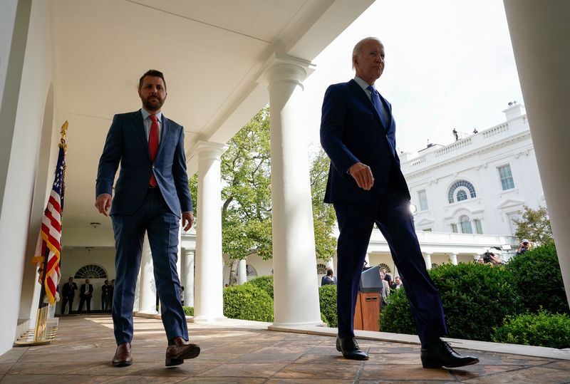 &copy; Reuters. FILE PHOTO: U.S. President Joe Biden and head of the White House National Economic Council Brian Deese walk back to the Oval office at the White House in Washington, U.S., September 15, 2022. REUTERS/Kevin Lamarque
