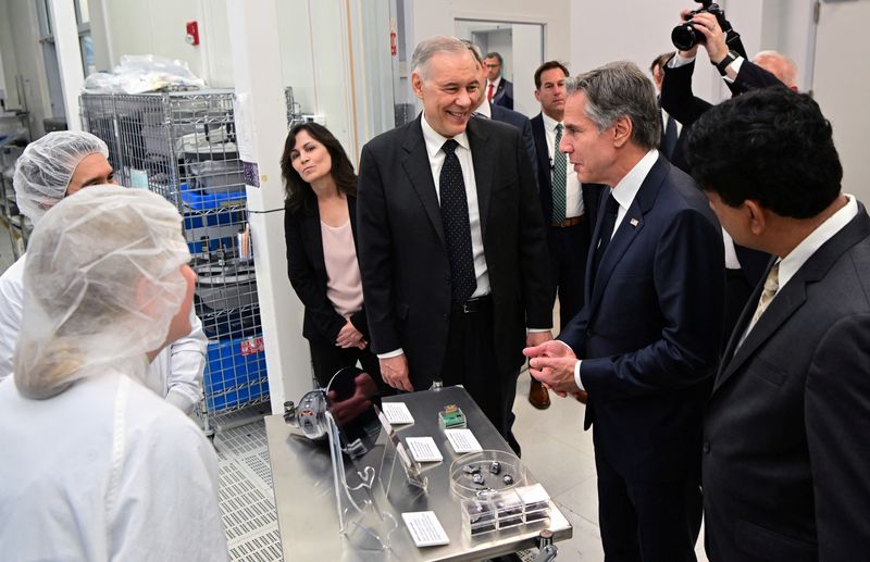 &copy; Reuters. FILE PHOTO: U.S. Secretary of State Antony Blinken listens as Applied Materials CEO Gary Dickerson speaks at Applied Materials, in Santa Clara, California, U.S. October 17, 2022. Josh Edelson/Pool via REUTERS/File Photo