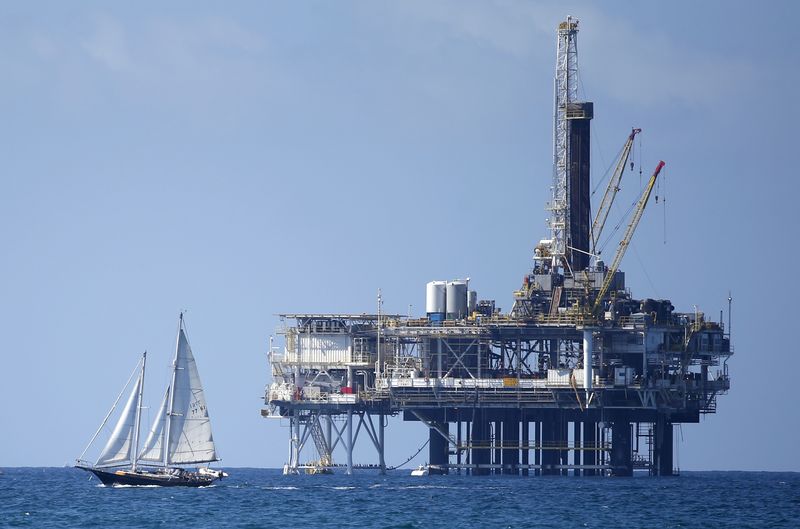 &copy; Reuters. FILE PHOTO: An offshore oil platform is seen in Huntington Beach, California September 28, 2014. REUTERS/Lucy Nicholson/File Photo