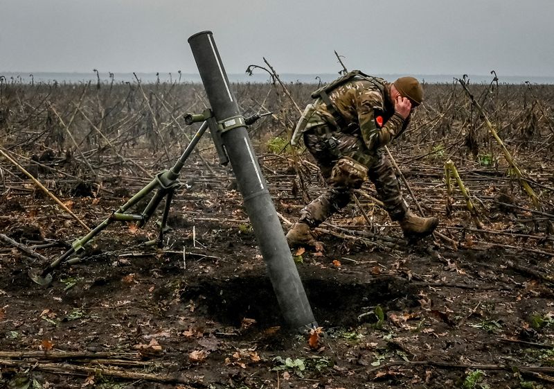 &copy; Reuters. A Ukrainian serviceman fires a mortar on a front line, as Russia's attack on Ukraine continues, in Zaporizhzhia region, Ukraine November 16, 2022.  REUTERS/Stringer     