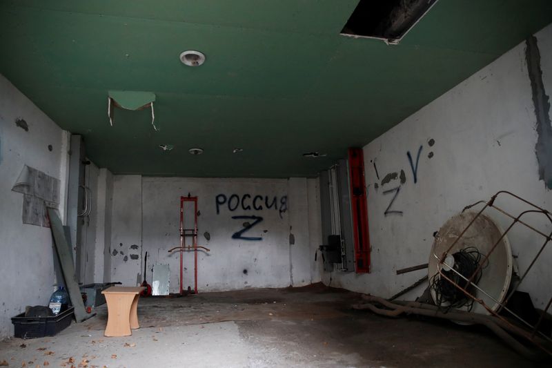 &copy; Reuters. Un centre de détention à Kherson, qui,  selon les Ukrainiens, a été utilisé par des soldats russes pour emprisonner et torturer des personnes. /Photo prise le 16 novembre 2022/REUTERS/Murad Sezer