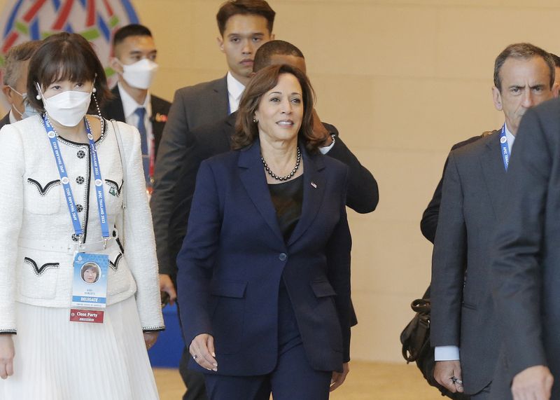 &copy; Reuters. U.S. Vice President Kamala Harris arrives to attend the 29th APEC Economic Leaders’ Meeting (AELM) Retreat (Session 1) - Balanced, Inclusive and Sustainable Growth during the APEC 2022 in Bangkok, Thailand, 18 November 2022. Diego Azubel/Pool via REUTER