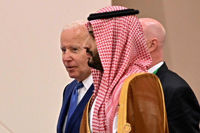 &copy; Reuters. Le président américain Joe Biden et le prince héritier saoudien Mohammed bin Salman arrivent pour une réunion dans un hôtel à Djeddah, en Arabie saoudite. /Photo prise le 16 juillet 2022/REUTERS/Mandel Ngan
