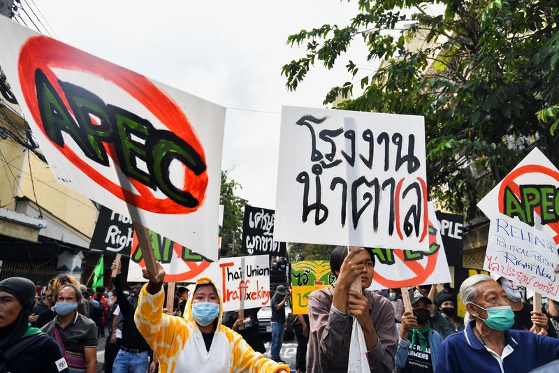 &copy; Reuters. أشخاص يتظاهرون احتجاجا على عقد قمة منتدى التعاون الاقتصادي لآسيا والمحيط الهادي (أبيك) في بانكوك يوم الجمعة. تصوير: كاليني ثيراسوبا - رويترز.