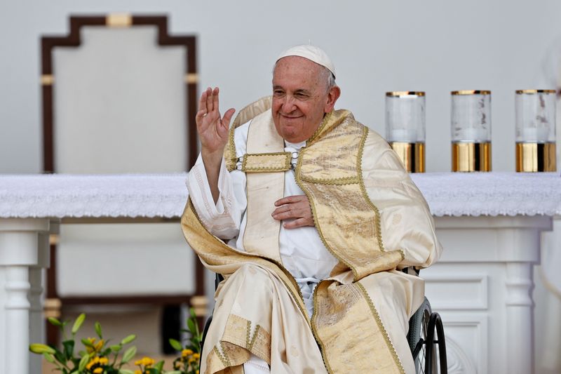 &copy; Reuters. البابا فرنسيس يؤدي قداسا خلال رحلته في البحرين يوم 5 نوفمبر تشرين الثاني 2022. تصوير: حمد محمد - رويترز.