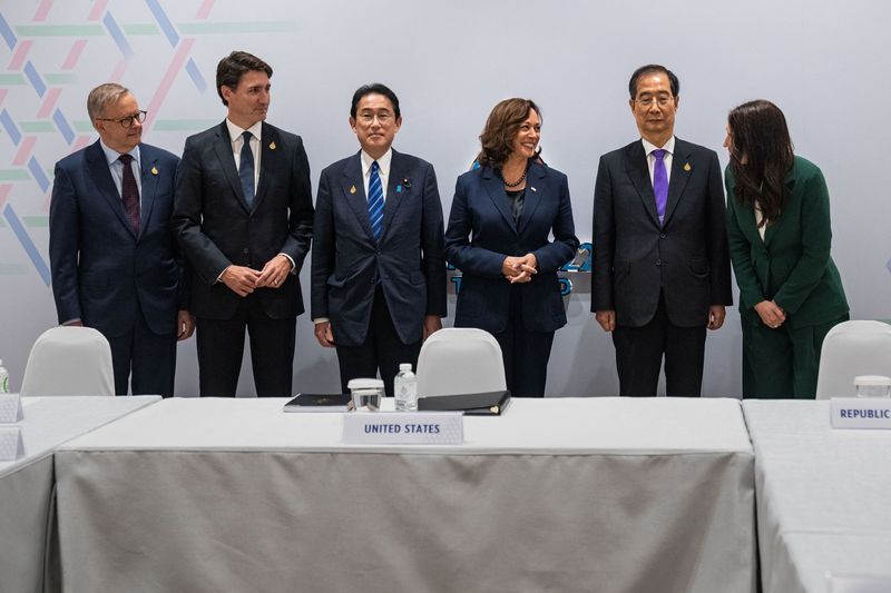 © Reuters. U.S. Vice President Kamala Harris, third to the right, holds a meeting with Prime Minister Fumio Kishida of Japan, third to the left, Prime Minister Han Duck-soo of the Republic of Korea, second to the right, Prime Minister Anthony Albanese of Australia, left, Prime Minister Jacinda Ardern of New Zealand, right, and Prime Minister Justin Trudeau of Canada, second to the left, to consult North Korea’s recent ballistic missile launch at the Asia-Pacific Economic Cooperation (APEC) summit in Bangkok, Thailand, on Friday, Nov. 18, 2022. Haiyun Jiang/Pool via REUTERS
