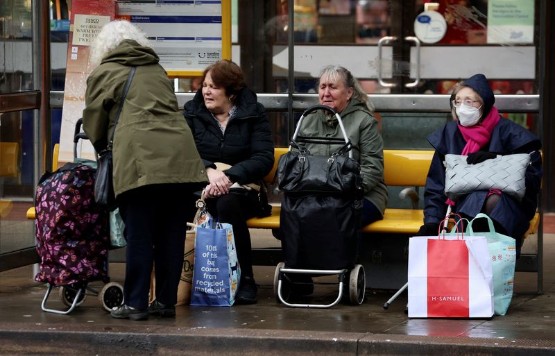 &copy; Reuters. 　１１月１８日、英国立統計局（ＯＮＳ）が発表した１０月の小売売上高は前月比０．６％増と、小幅な回復にとどまった。前月は１．５％減少していた。写真は英チェスターで１１月１７