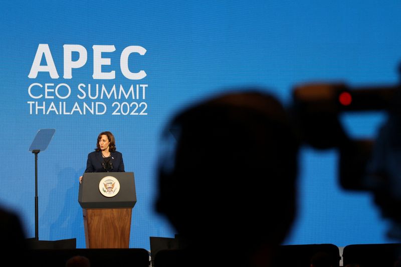 &copy; Reuters. Le vice-présidente américaine Kamala Harris lors d'un discours au sommet du forum de Coopération économique Asie-Pacifique (Apec) à Bangkok, en Thaïlande. /Photo prise le 18 novembre 2022/REUTERSJack Taylor/Pool via REUTERS