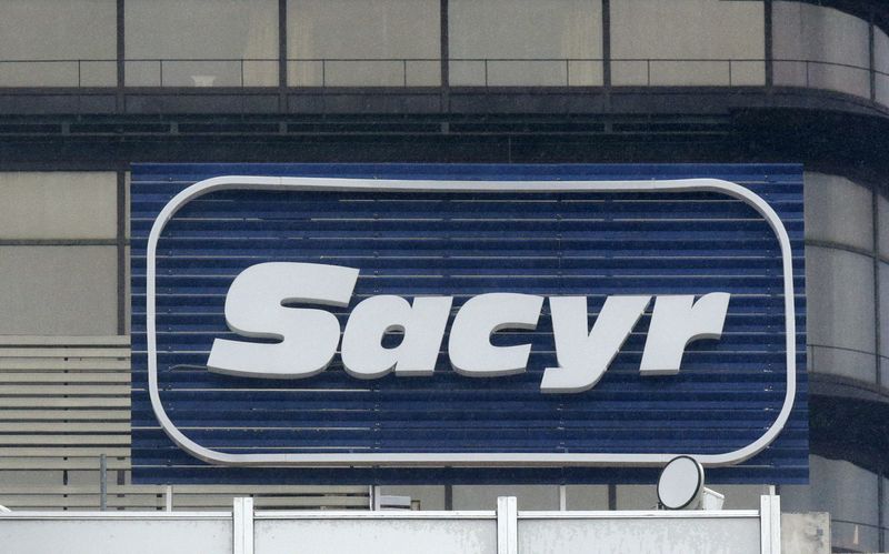 &copy; Reuters. FOTO DE ARCHIVO: El logotipo de la constructora española Sacyr en la sede de la empresa en Madrid, España, el 4 de enero de 2014. REUTERS/Andrea Comas