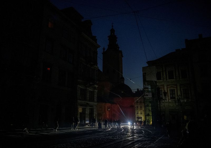 &copy; Reuters. Una piazza nel centro di Leopoli, in Ucraina, oscurata da un blackout causato da un attacco missilistico russo.  REUTERS/Vladyslav Musiienko