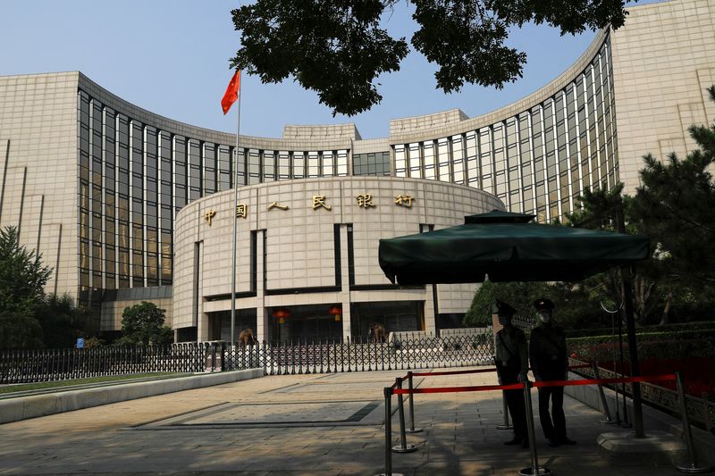 &copy; Reuters. FILE PHOTO: Paramilitary police officers stand guard in front of the headquarters of the People's Bank of China, the central bank (PBOC), in Beijing, China September 30, 2022. REUTERS/Tingshu WangFile Photo