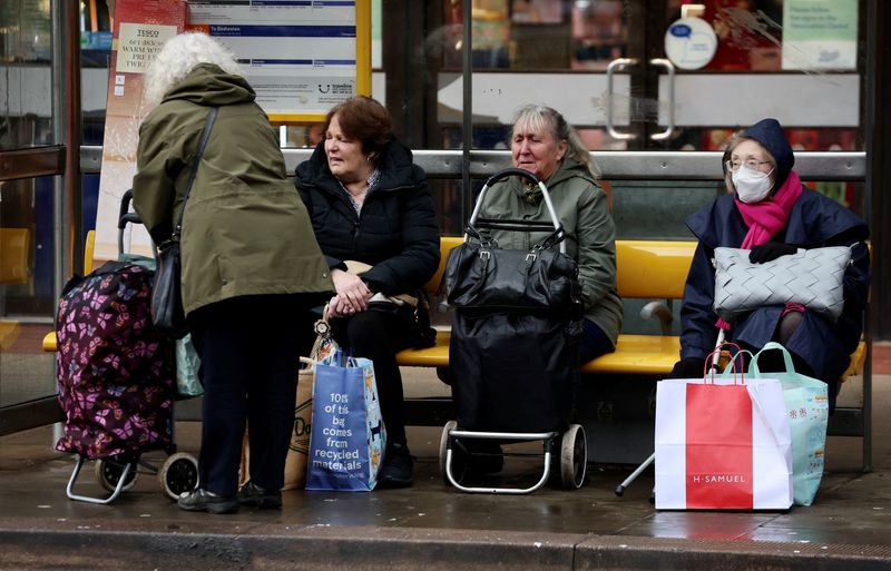 &copy; Reuters. FOTO DE ARCHIVO. Mujeres con carritos de la compra esperan en una parada de autobús en Chester, Reino Unido. 17 de noviembre de 2022. REUTERS/Phil Noble