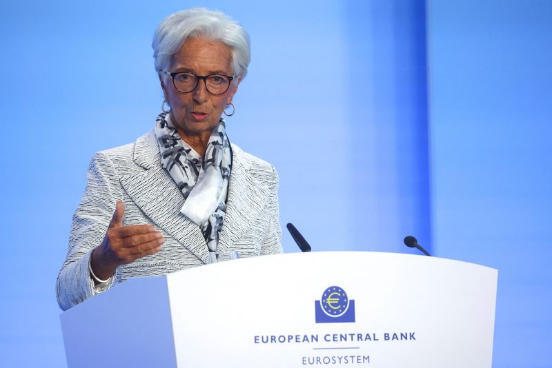 El BCE podría tener que restringir el crecimiento para frenar la inflación, dice Lagarde