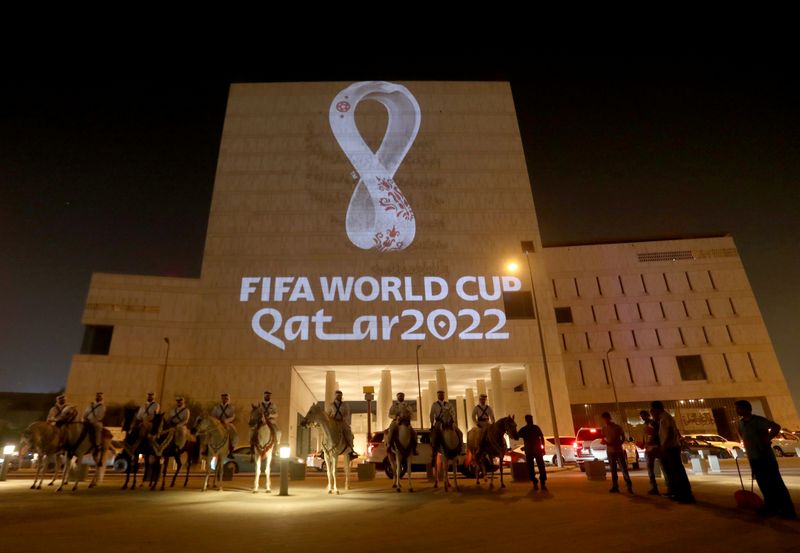 © Reuters. شعار بطولة كأس العالم لكرة القدم 2022 على مبنى في سوق الواقف بالعاصمة القطرية الدوحة. صورة من أرشيف رويترز . 
