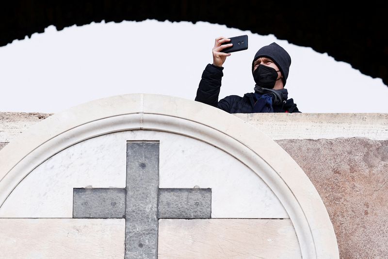 &copy; Reuters. Un turista con una mascherina a Roma, in Italia. REUTERS/Guglielmo Mangiapane