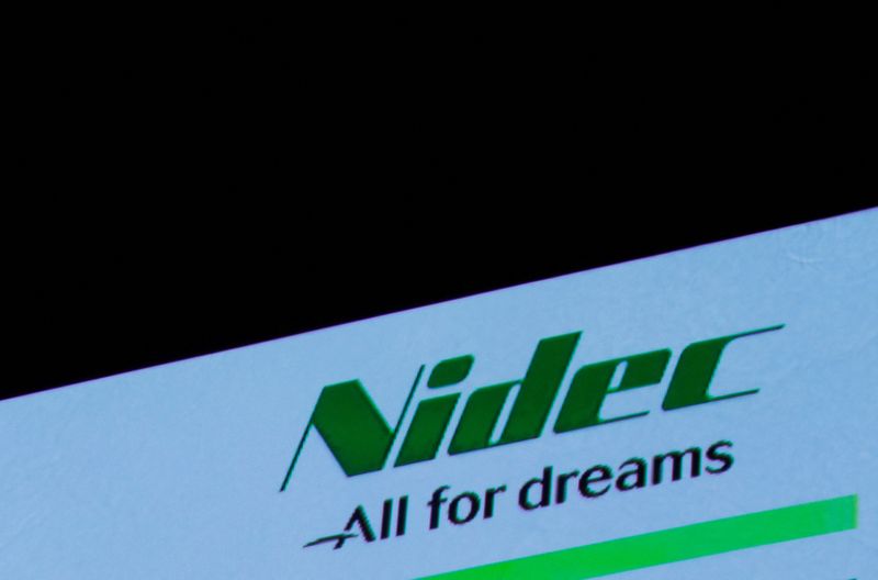&copy; Reuters. FOTO DE ARCHIVO: El logotipo de Nidec Corp aparece en una conferencia de prensa de resultados de ganancias en Tokio