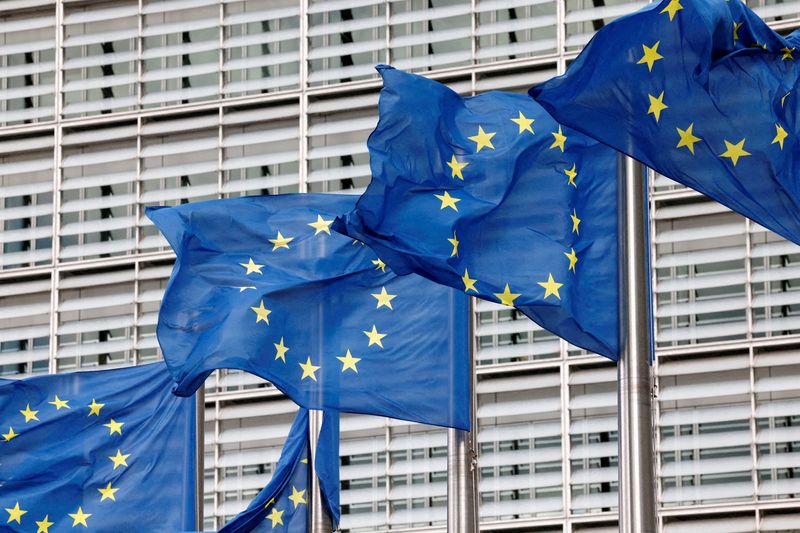 © Reuters. FILE PHOTO: European Union flags flutter outside the EU Commission headquarters in Brussels, Belgium, September 28, 2022. REUTERS/Yves Herman/File Photo