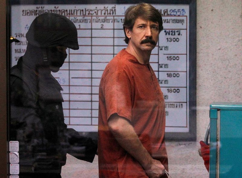 © Reuters. FILE PHOTO: Alleged arms smuggler Viktor Bout from Russia is escorted by a member of the special police unit as he arrives at a criminal court in Bangkok October 4, 2010. Thailand's criminal court held a hearing today on a second case lodged against Bout. REUTERS/Damir Sagolj/File Photo/File Photo