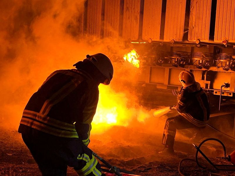 &copy; Reuters. Bombeiros trabalham para apagar incêndio em instalações de infraestrutura de energia danificadas por ataque de míssil russo na região de Kiev
15/11/2022
Serviço Estatal de Emergência da Ucrânia/Divulgação via REUTERS    