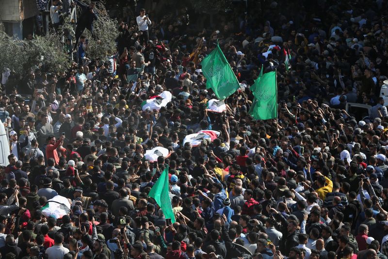 © Reuters. Palestinians attend the funeral of people who were killed in a fire that broke out during a party in the Gaza Strip, according to health and civil emergency officials in the northern Gaza Strip, November 18, 2022. REUTERS/Ibraheem Abu Mustafa