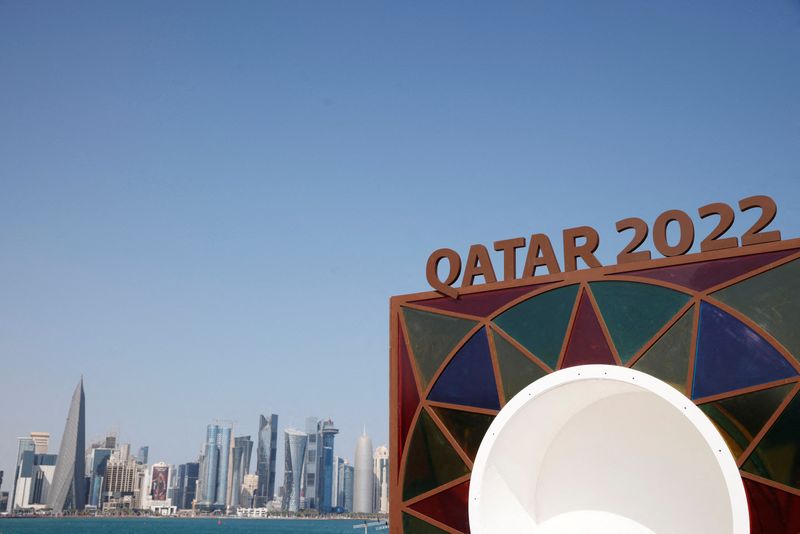 &copy; Reuters. شعار بطولة كأس العالم لكرة القدم 2022 يعلو أفق الخليج الغربي في العاصمة القطرية الدوحة في العاشر من نوفمبر تشرين الثاني 2022 . تصوير : جون سيبلي- 